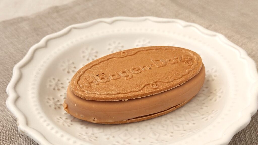 ハーゲンダッツ_白皿にのったクリスピーサンド「タルトタタン～カラメリゼ林檎のタルト～」