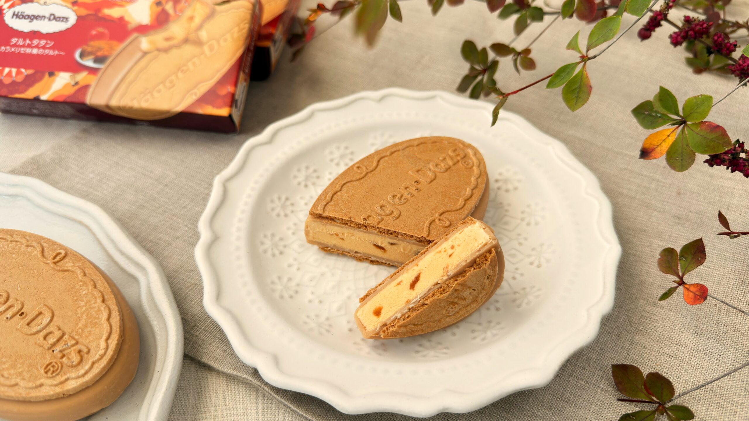 ハーゲンダッツ_クリスピーサンド「タルトタタン~カラメリゼ林檎のタルト~」の皿盛り