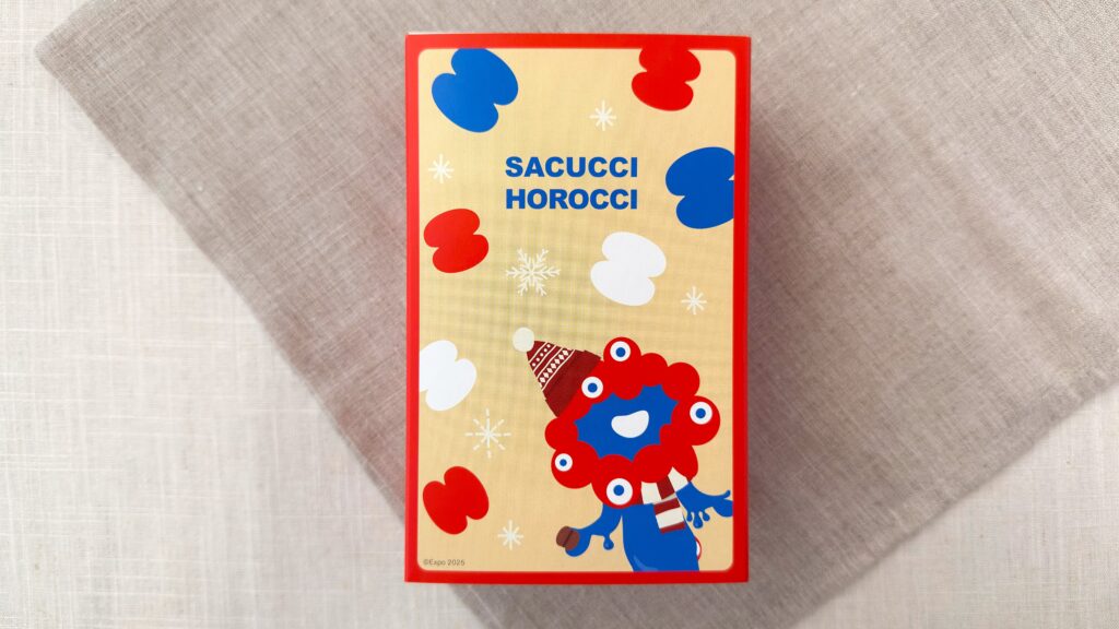 シーキューブ_「冬のミャクミャク サクッチ・ホロッチ 3種8個入」のパッケージが置いてある様子