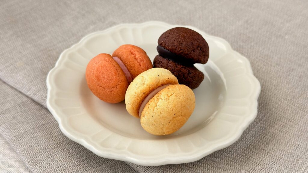 シーキューブ_「冬のミャクミャク サクッチ・ホロッチ」のミルク、チョコ、いちごの皿盛り