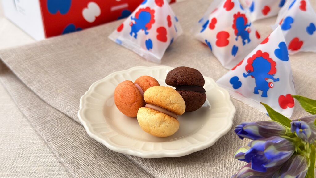 シーキューブ_「冬のミャクミャク サクッチ・ホロッチ」のミルク、チョコ、いちごの皿盛りとパッケージ