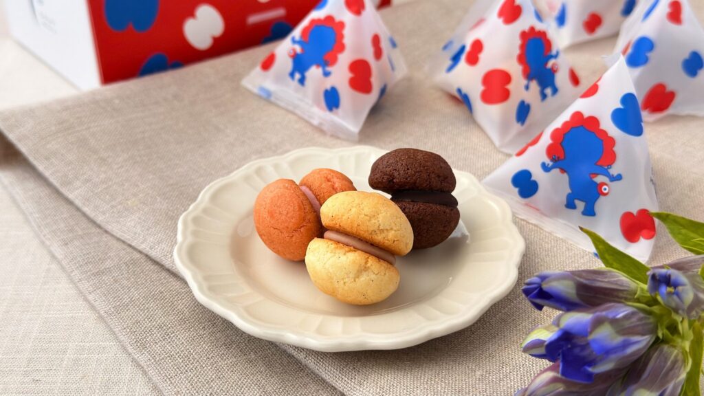 シーキューブ_「冬のミャクミャク サクッチ・ホロッチ」のミルク、チョコ、いちごの皿盛りとパッケージ