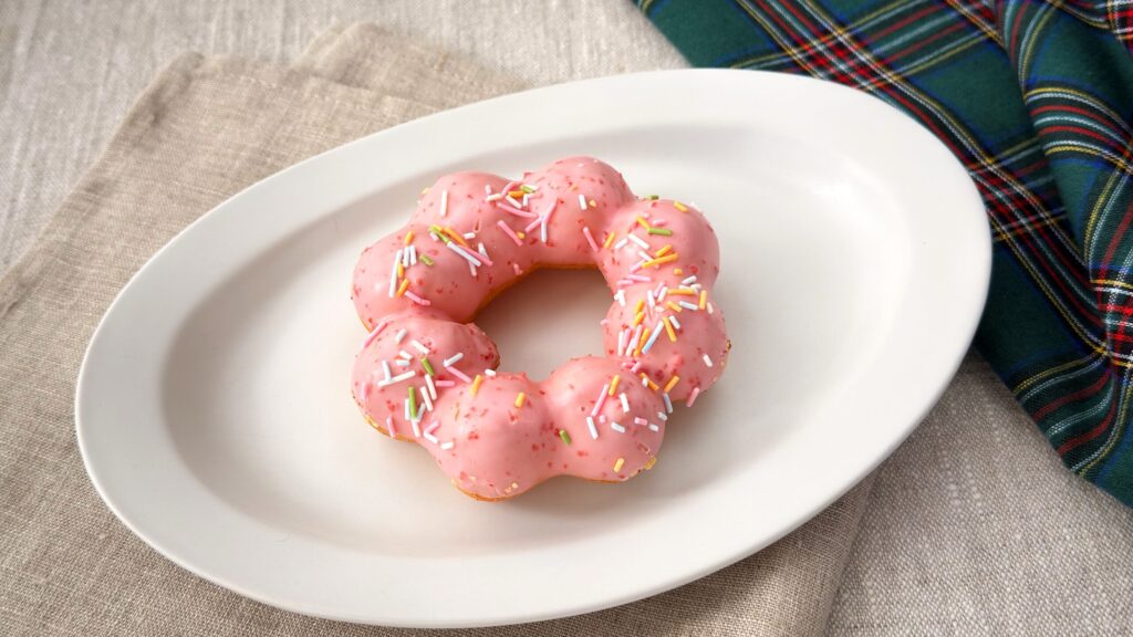 ミスタードーナツ_白皿にのった「ポン・デ・リース チョコ」