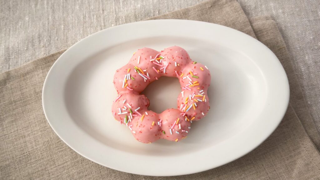 ミスタードーナツ_白皿にのった「ポン・デ・リース ストロベリー」