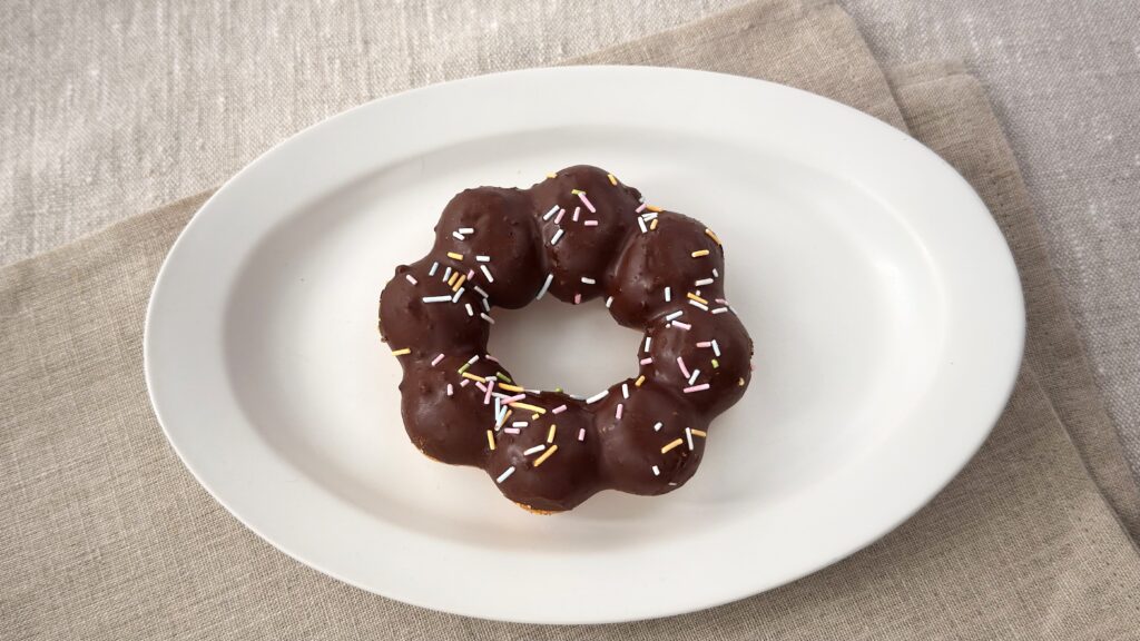 ミスタードーナツ_白皿にのった「ポン・デ・リース チョコ」