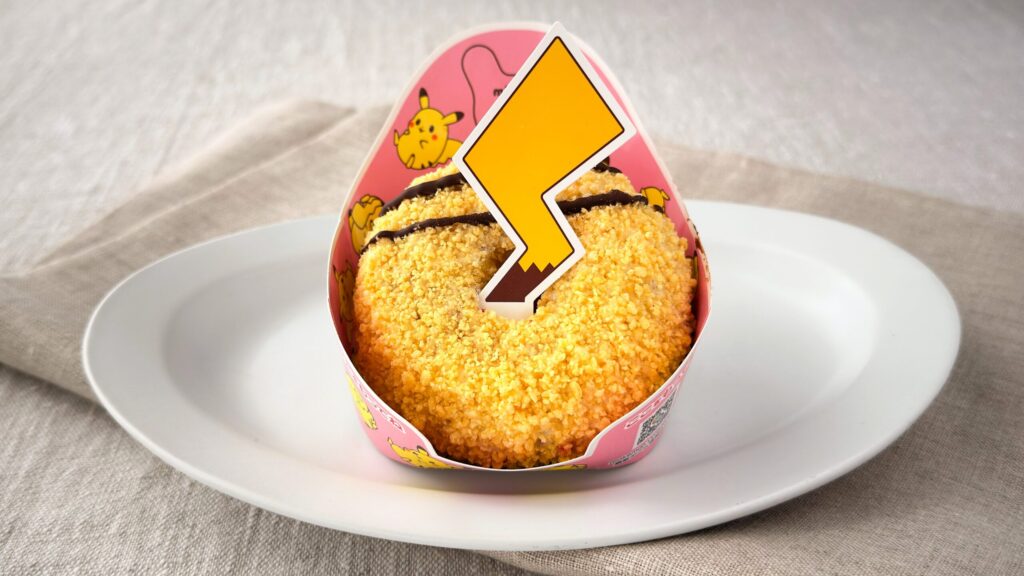 ミスタードーナツ_白皿にのったポケモンドーナツ「ザクザク ピカチュウのしっぽドーナツ」