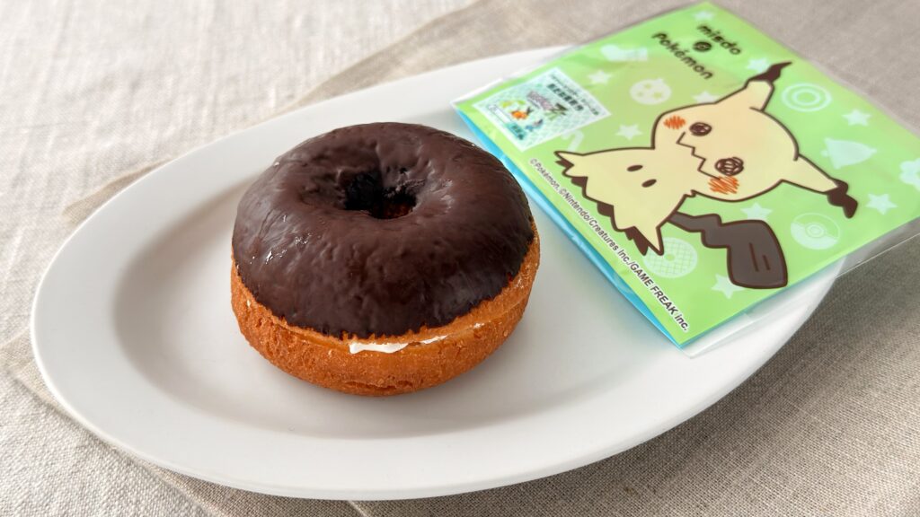 ミスタードーナツ_白皿にのったポケモンドーナツ「ザタマゲた! ミミッキュのドーナツ チョコ」