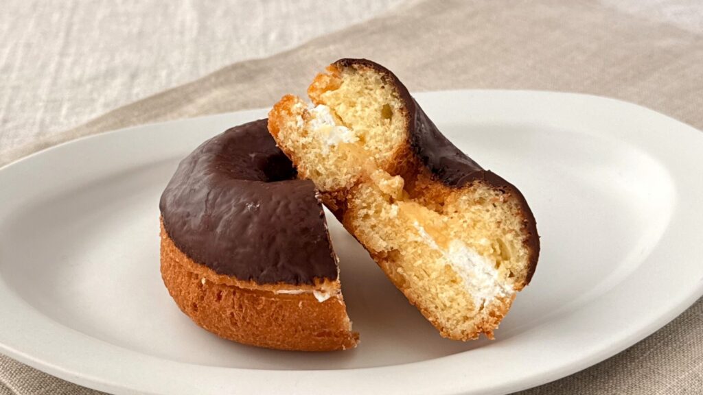 ミスタードーナツ_ポケモンドーナツ「タマゲた！ ミミッキュのドーナツ チョコ」の断面