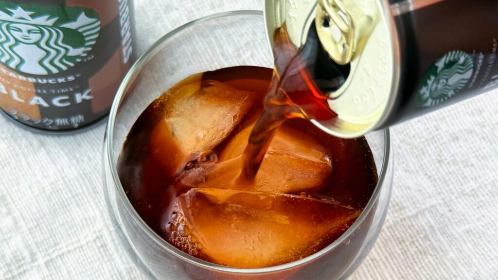 スターバックス_「スターバックス® マイ コーヒー タイム™ブラック」をグラスに注いでいる様子