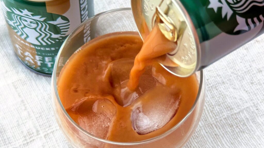 スターバックス_「スターバックス® マイ コーヒー タイム™カフェラテ」をグラスに注いでいる様子