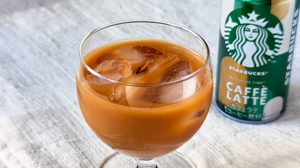 スターバックス_グラスに注いだ「スターバックス® マイ コーヒー タイム™カフェラテ」