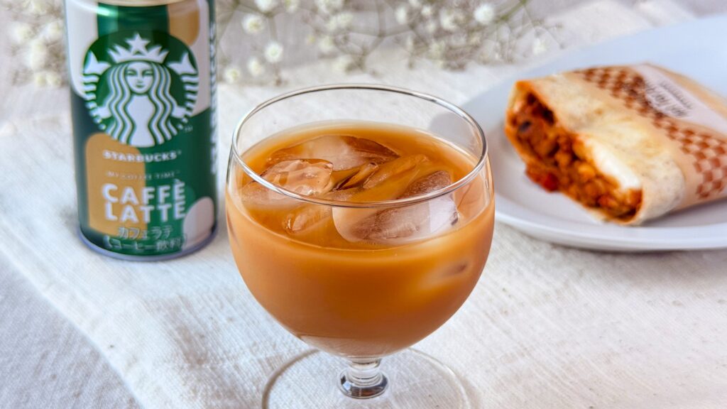スターバックス_グラスに注いだ「スターバックス® マイ コーヒー タイム™カフェラテ」とボロネーゼ ホットトルティーヤ