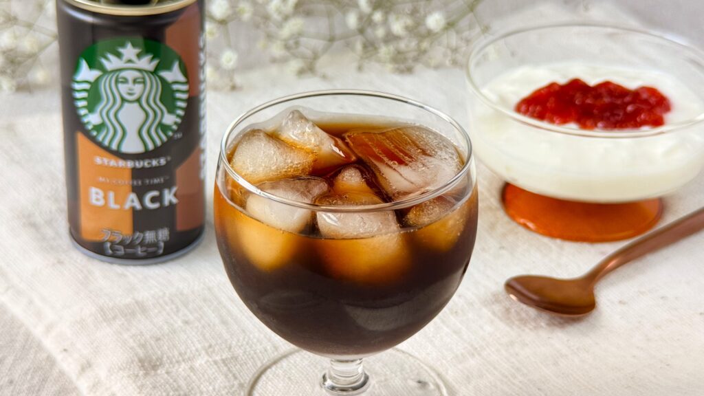 スターバックス_グラスに注いだ「スターバックス® マイ コーヒー タイム™ブラック」とストロベリージャムがのったヨーグルト