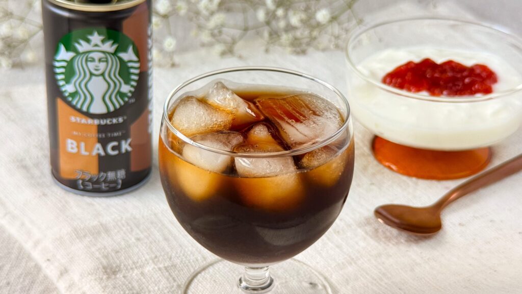 スターバックス_グラスに注いだ「スターバックス® マイ コーヒー タイム™ブラック」とストロベリージャムがのったヨーグルト