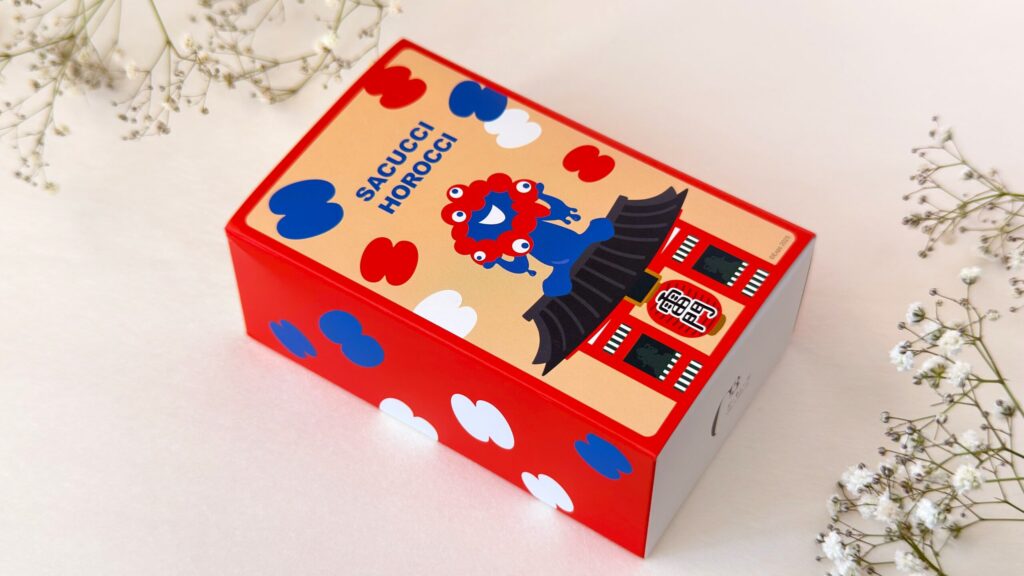 シーキューブ_「東京出張 ミャクミャク サクッチホロッチ」のパッケージがテーブルに置いてある様子