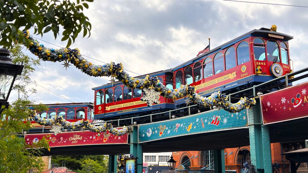 東京ディズニーリゾート_ディズニーシークリスマス2025のパーク内に飾られたデコレーションとトロリー式電車