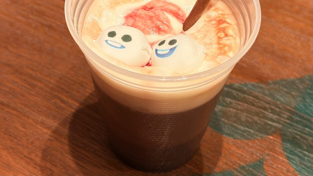 ディズニーリゾート_マシュマロが浮かんだ期間限定ドリンク「ホットチョコレート（リンゴンベリー＆ホイップ）」