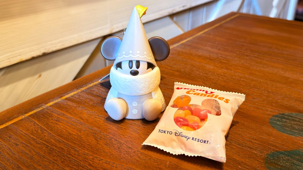 東京ディズニーリゾート_ディズニー・クリスマス2025「グミキャンディー、ミニスナックケース付き」のパッケージ