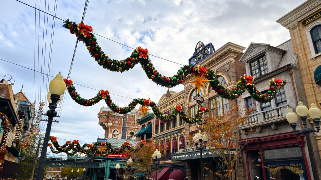 東京ディズニーリゾート_ディズニー・クリスマス2025のディズニーシー内に飾られたリース