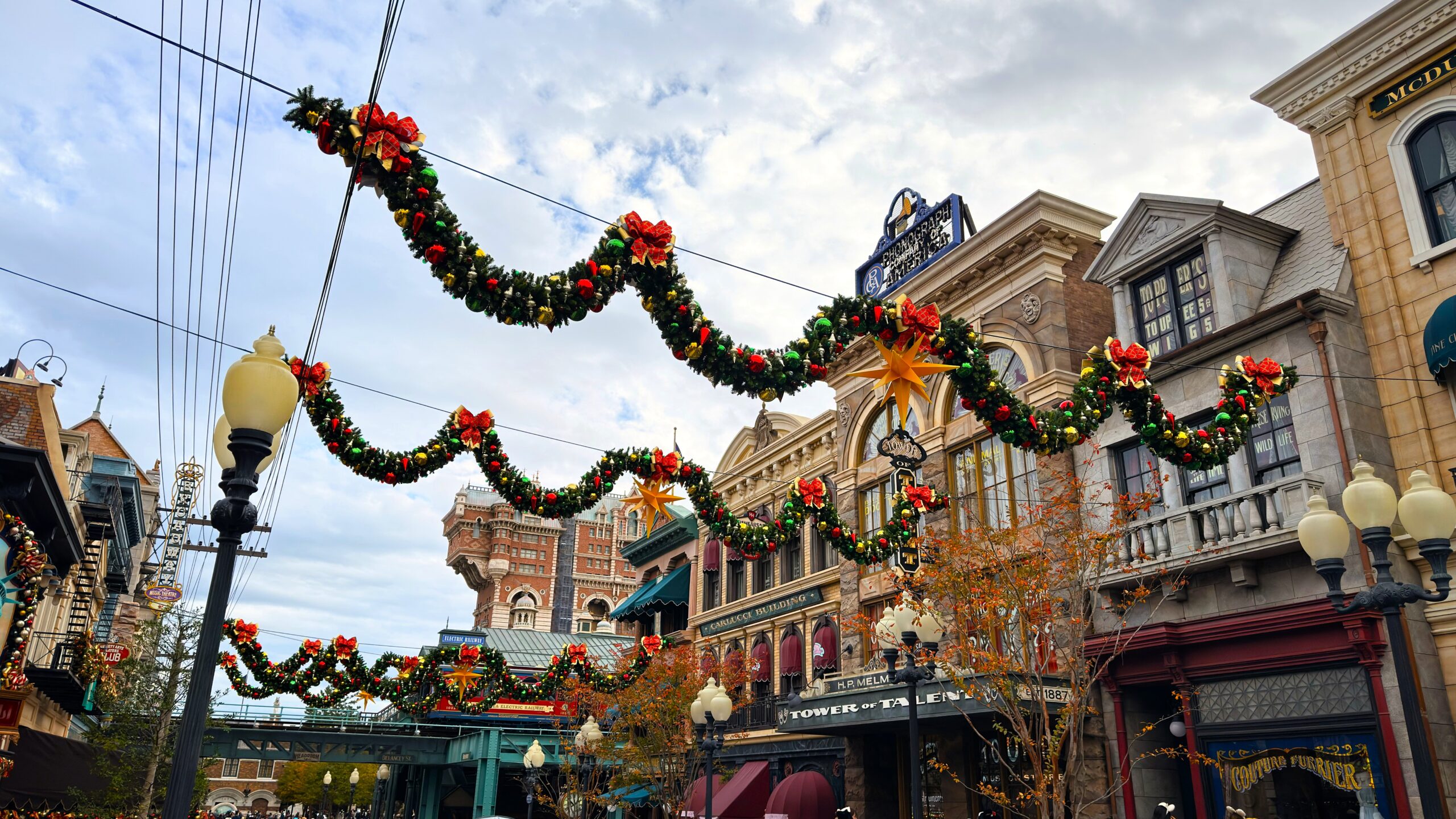 東京ディズニーリゾート_ディズニー・クリスマス2025のディズニーシー内に飾られたリース