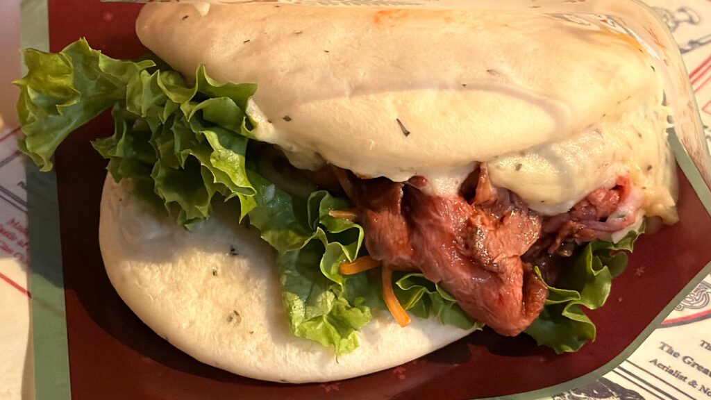 東京ディズニーリゾート_サラダやローストビーフがはみでた「スペシャルサンド（ローストビーフ、トリュフ風味のマッシュポテト、チーズ）」