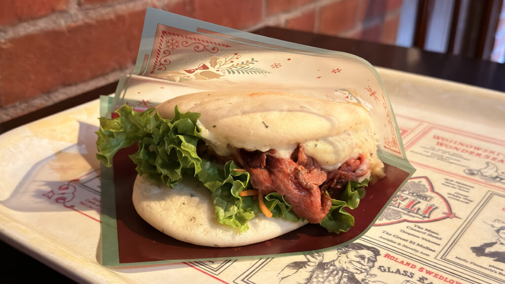 東京ディズニーリゾート_「スペシャルサンド（ローストビーフ、トリュフ風味のマッシュポテト、チーズ）」