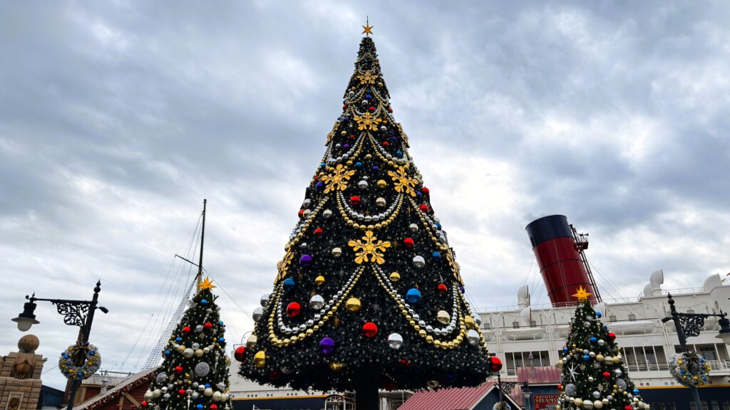 東京ディズニーリゾート_ディズニーシークリスマス2025のパーク内に飾られたツリー