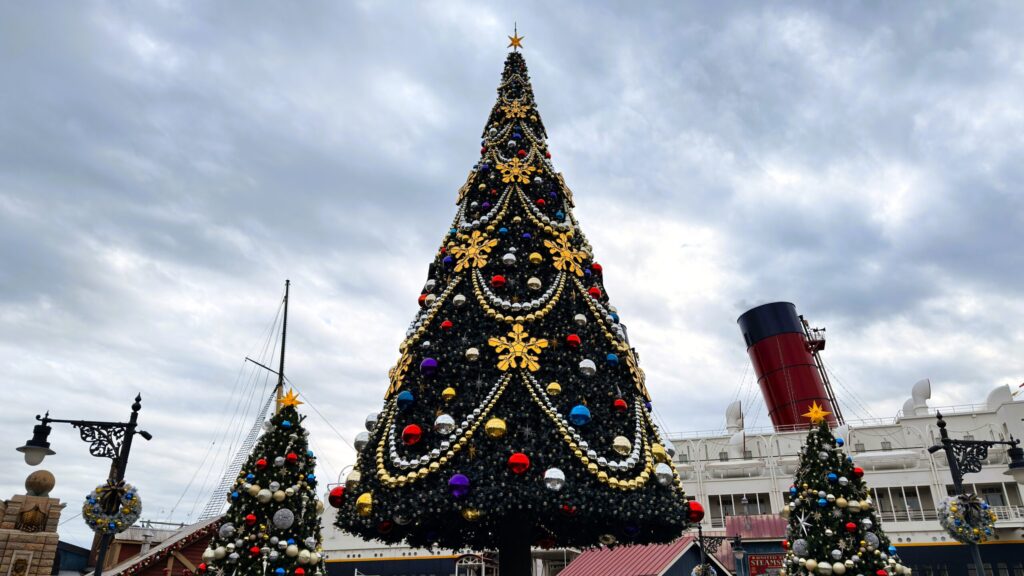 ディズニーリゾート_ディズニーシークリスマス2025のパーク内に飾られたツリー