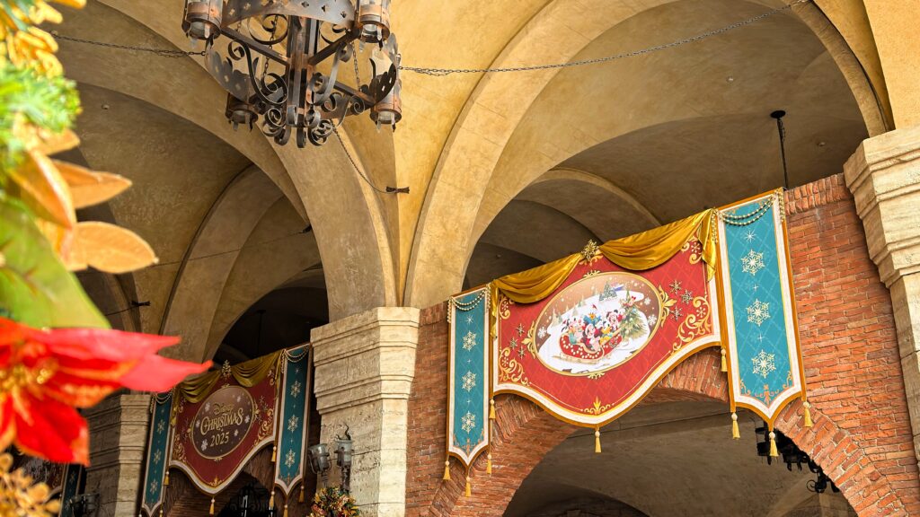 東京ディズニーリゾート_ディズニーシーのパーク内に飾られたクリスマスデコレーション