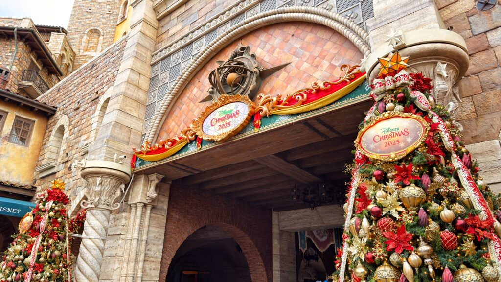 ディズニーリゾート_ディズニーシーメインエントランスに飾られたクリスマス装飾
