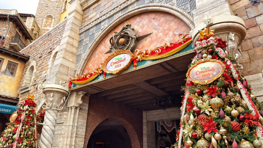 ディズニーリゾート_ディズニーシーメインエントランスに飾られたクリスマス装飾