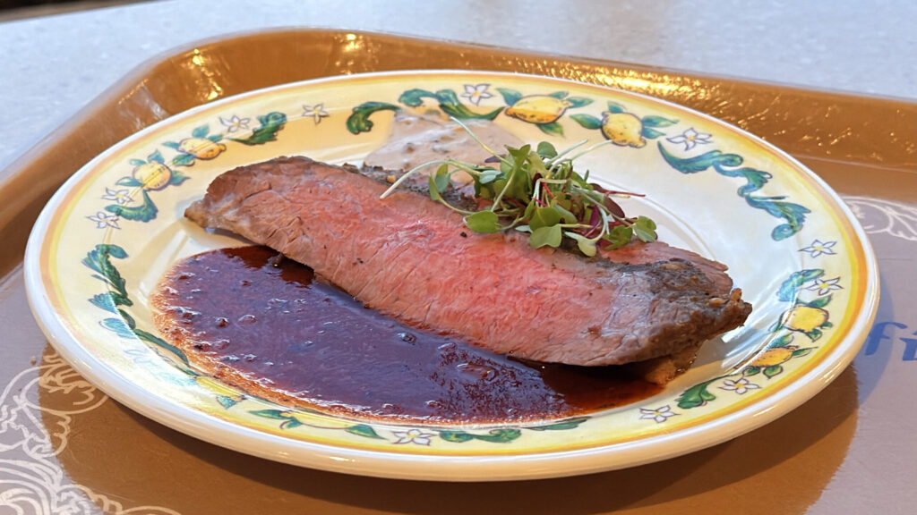 東京ディズニーリゾート_カフェ・ポルトフィーノ「スペシャルセット」のローストビーフ、トリュフ風味のデミグラスソースとキノコのクリームソース