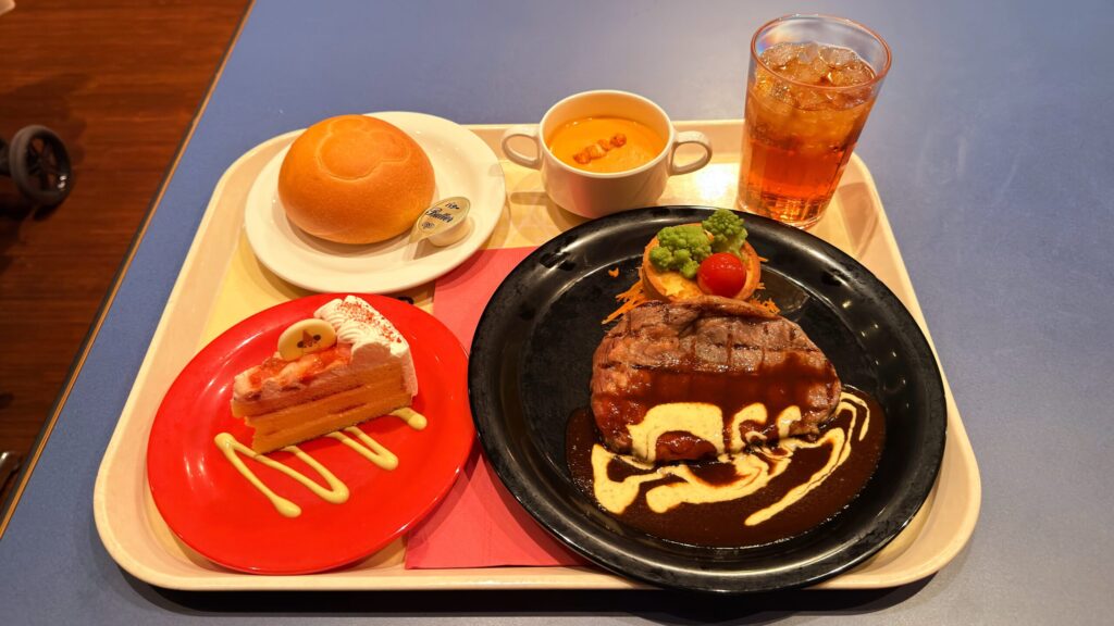 東京ディズニーリゾート_「スペシャルセット」の海老のクリームスープやパンなどが並んでいる様子