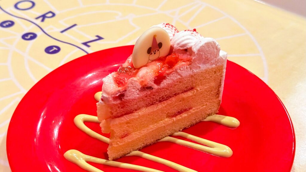 東京ディズニーリゾート_「スペシャルセット」のストロベリーショートケーキ、ピスタチオソース