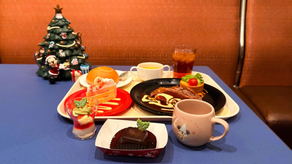 ディズニーリゾート_ディズニークリスマス2025のフードやスイーツが並んでいる様子