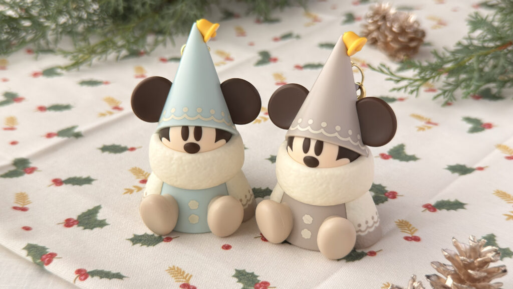 東京ディズニーリゾート_ディズニー・クリスマス2025「グミキャンディー、ミニスナックケース付き」が並んでいる様子
