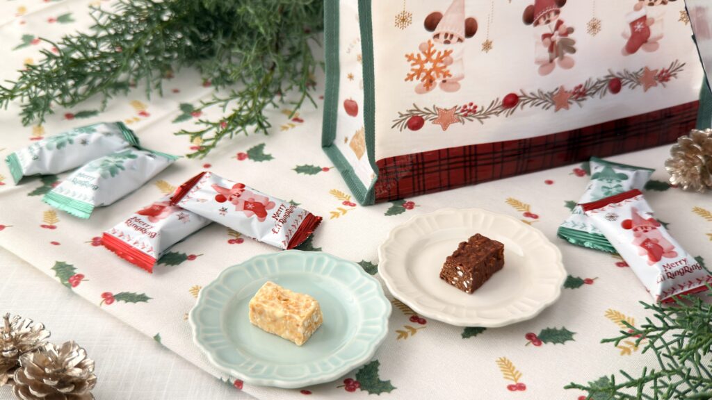 東京ディズニーリゾート_ディズニー・クリスマス2025「アーモンドチョコレートバー」のミルクとホワイトのアーモンドチョコレートバーの皿盛り