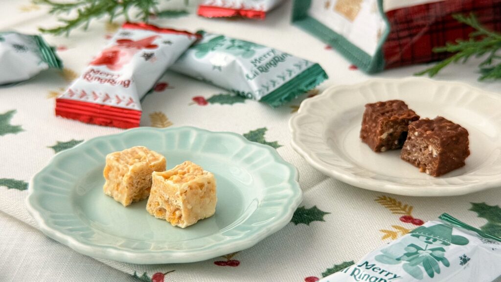 東京ディズニーリゾート_ディズニー・クリスマス2025「アーモンドチョコレートバー」のミルクとホワイトのアーモンドチョコレートバーの断面