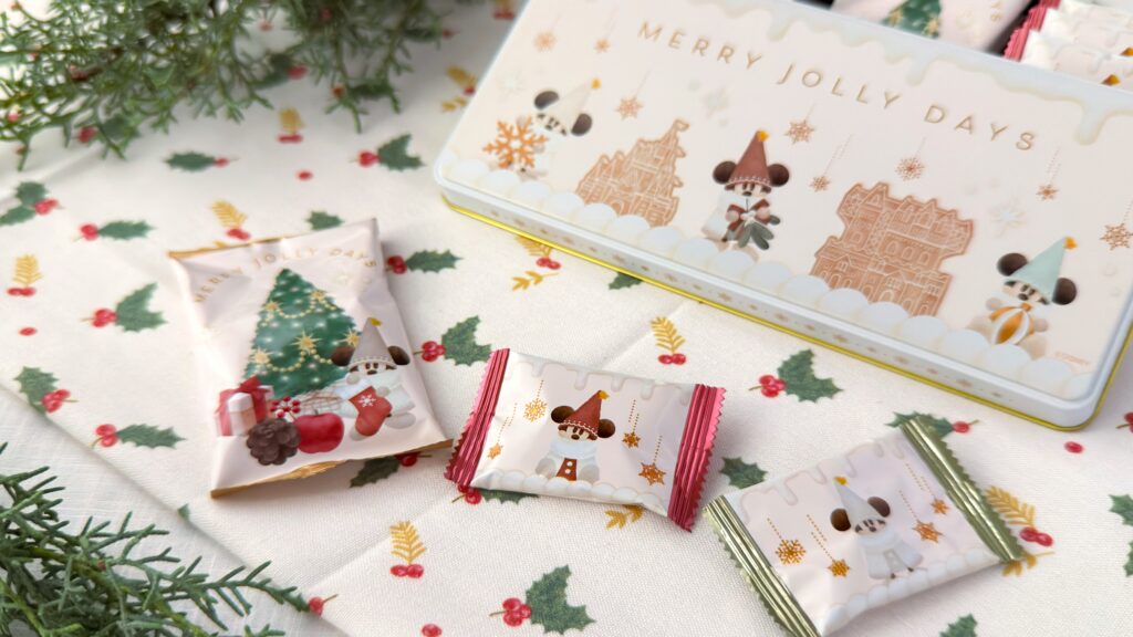 東京ディズニーリゾート_ディズニー・クリスマス2025「アソーテッド・チョコレート」のホワイト&ミルクチョコレートやストロベリー風味&ミルクチョコレート、ホワイトチョコレートカバード・ストロベリー風味の個包装