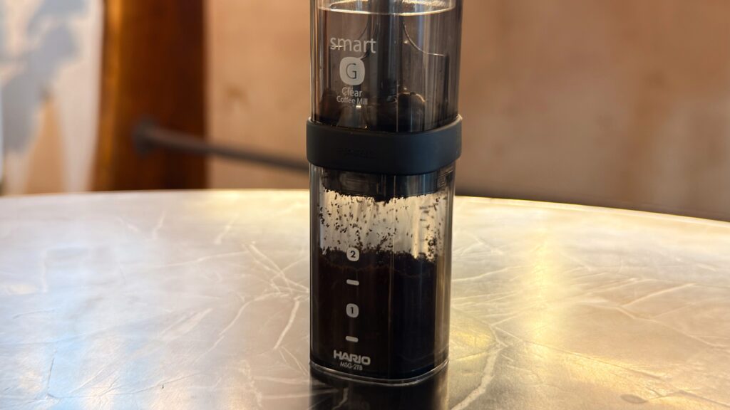 UCC_電動ミルで「ゴールドスペシャル」のコーヒー豆を挽いている様子