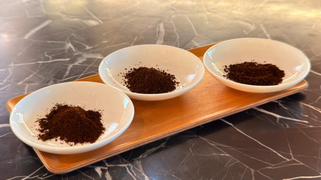UCC_挽き方を変えた「ゴールドスペシャル」のコーヒー豆が並んでいる様子