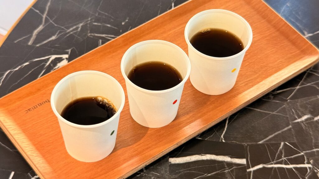 UCC_別々の挽き方で淹れたコーヒーが並んでいる様子