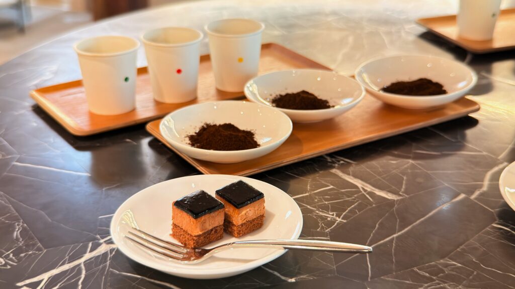 UCC_コーヒーとチョコケーキが並んでいる様子