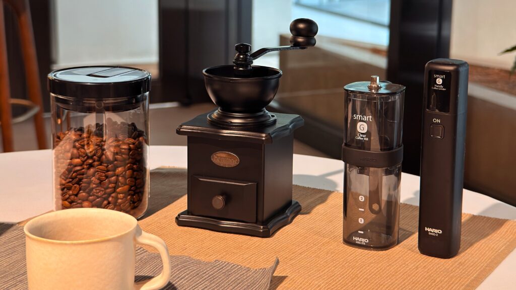 UCC_手動や電動タイプのコーヒーミルが置いてある様子