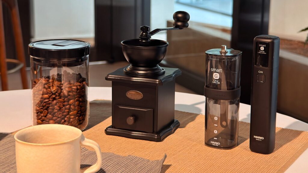 UCC_手動や電動タイプのコーヒーミルが置いてある様子