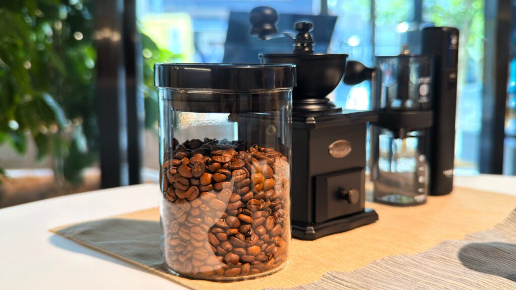 UCC_「ゴールドスペシャル」のコーヒー豆やコーヒーミルなどが並んでいる様子