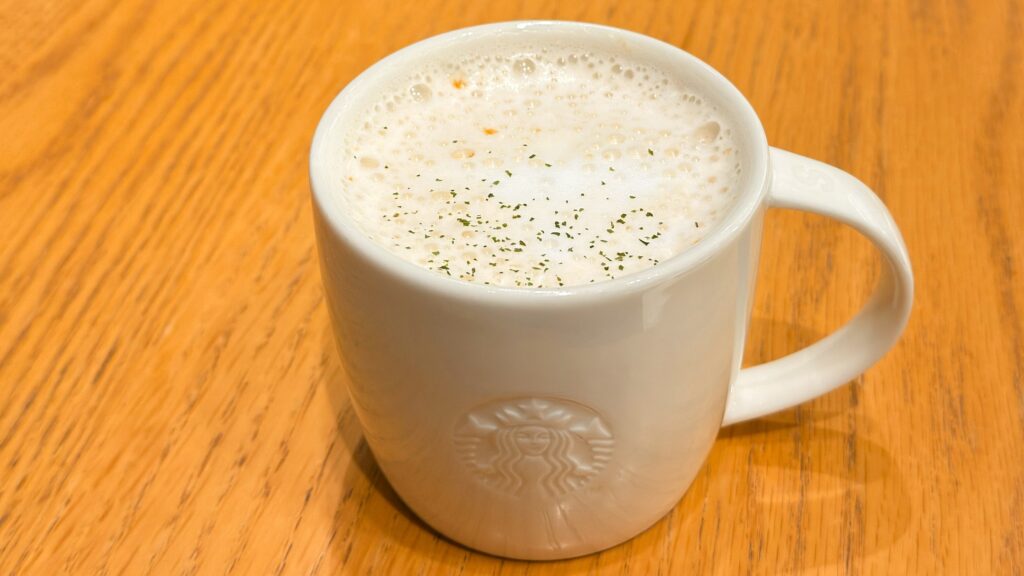 スターバックス_マグカップにたっぷりとはいった「トリュフ スープチーノ」