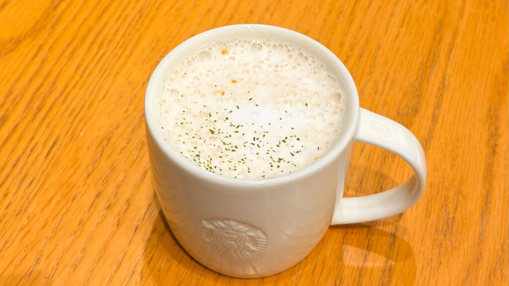 スターバックス_テーブルに置いた「トリュフ スープチーノ」