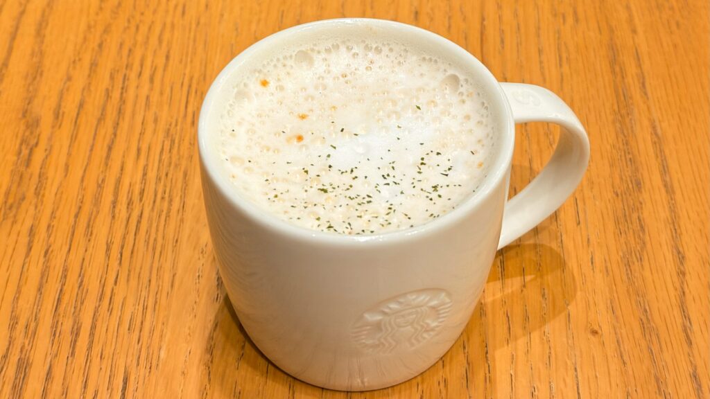 スターバックス_白いマグカップにはいった「トリュフ スープチーノ」