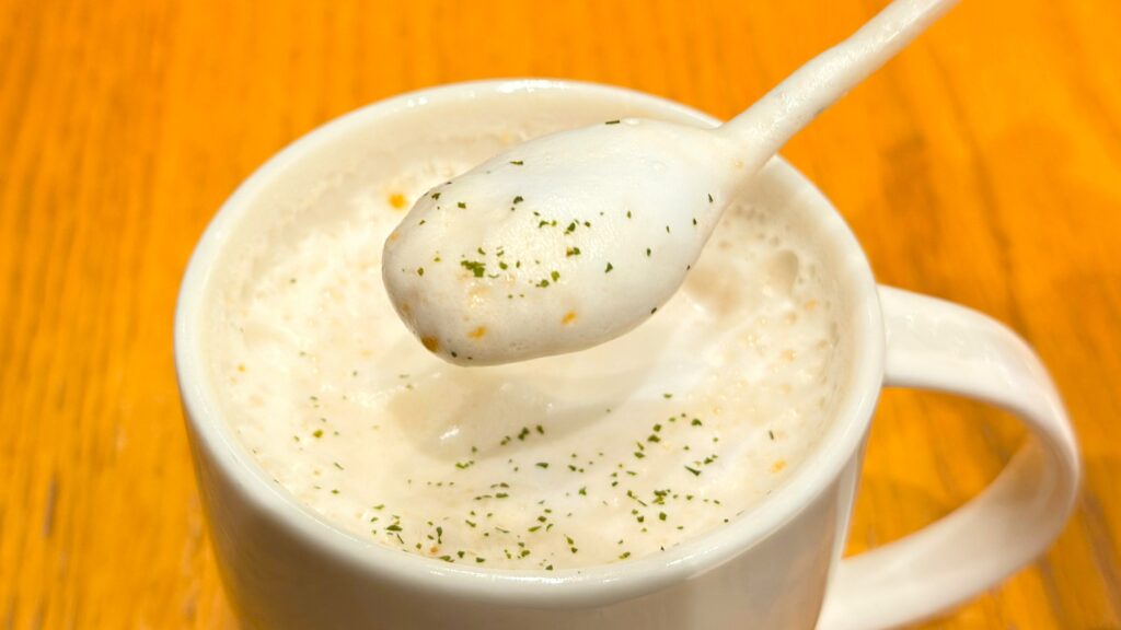 スターバックス_「トリュフ スープチーノ」をスプーンですくっている様子